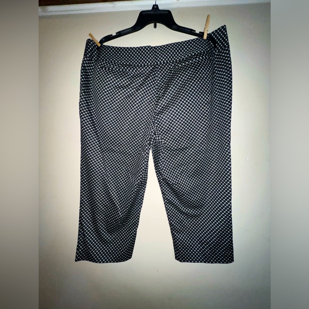 Worthington modern fit dress capris. Size 18 black and white. Smoke/pet free